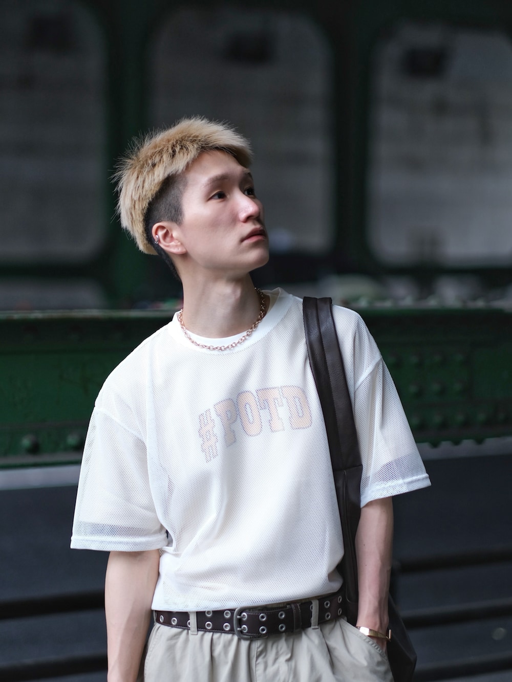 ホワイト系のTシャツ/カットソー、ホワイト系のTシャツ/カットソー、ホワイト系のその他パンツを着用したメンズの夏コーディネートの2枚目の写真