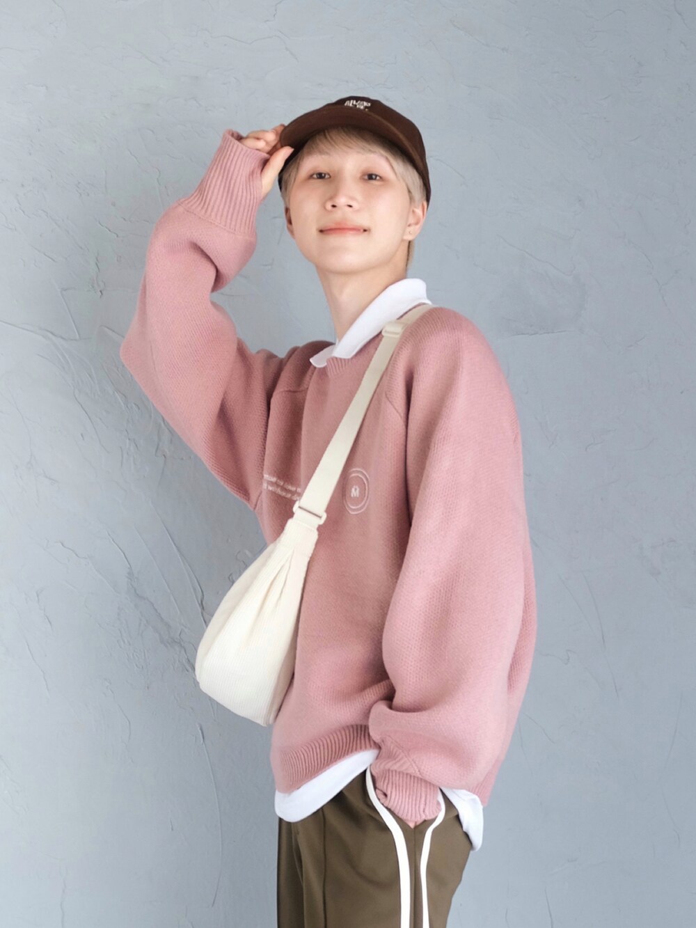 ホワイト系のスニーカー、グリーン系のその他パンツ、ピンク系のニット/セーターを着用したメンズの冬コーディネートの2枚目の写真