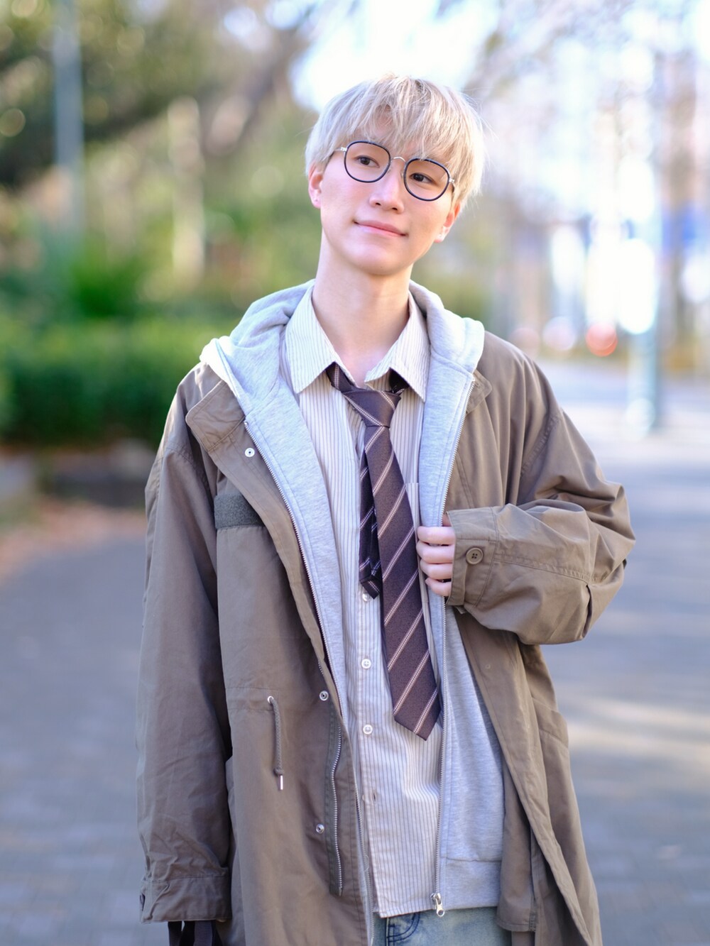 グリーン系のその他アウター、その他のネクタイ、ベージュ系のシャツ/ブラウスを着用したメンズの冬コーディネートの2枚目の写真