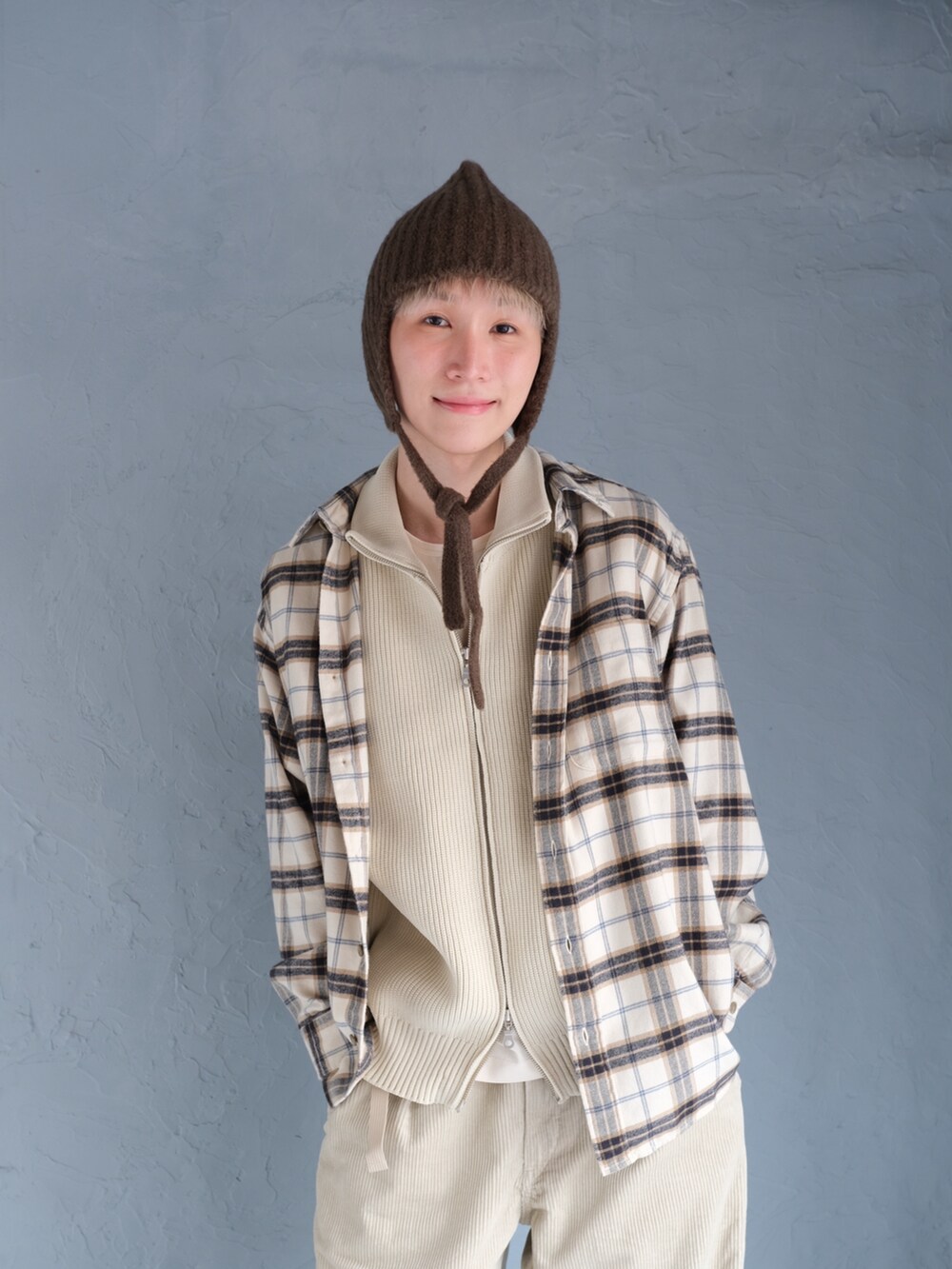 ホワイト系のシャツ/ブラウス、ベージュ系のサンダル、ベージュ系のその他パンツを着用したメンズの秋コーディネートの2枚目の写真