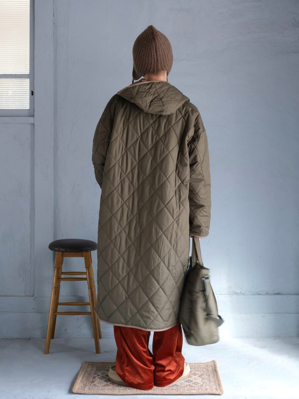 ベージュ系のスウェット、レッド系のその他パンツ、ベージュ系のモカシン/デッキシューズを着用したメンズの秋コーディネートの4枚目の写真