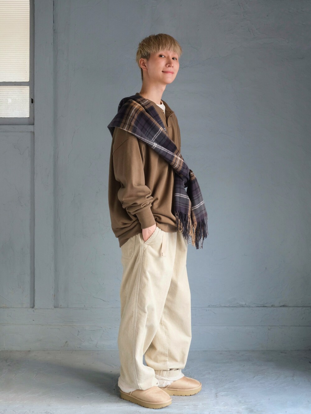 ベージュ系のその他パンツ、グリーン系のスウェット、ベージュ系のサンダルを着用したメンズの秋コーディネートの4枚目の写真