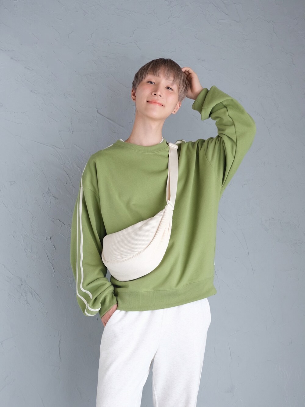 ブラウン系のローファー、グレー系のスウェットパンツ、ホワイト系のショルダーバッグを着用したメンズの秋コーディネートの2枚目の写真