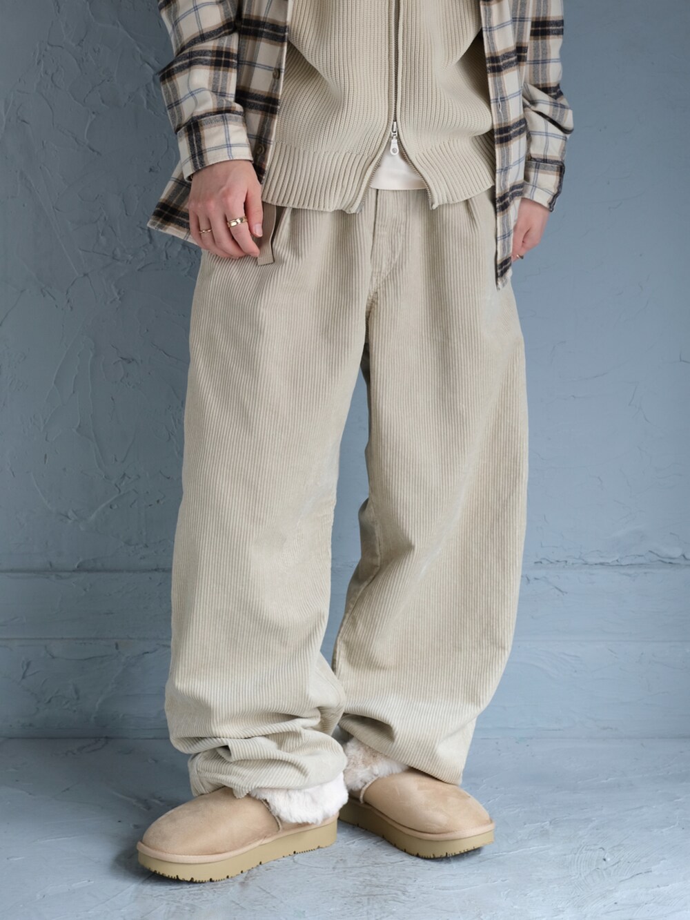 ホワイト系のシャツ/ブラウス、ベージュ系のサンダル、ベージュ系のその他パンツを着用したメンズの秋コーディネートの3枚目の写真