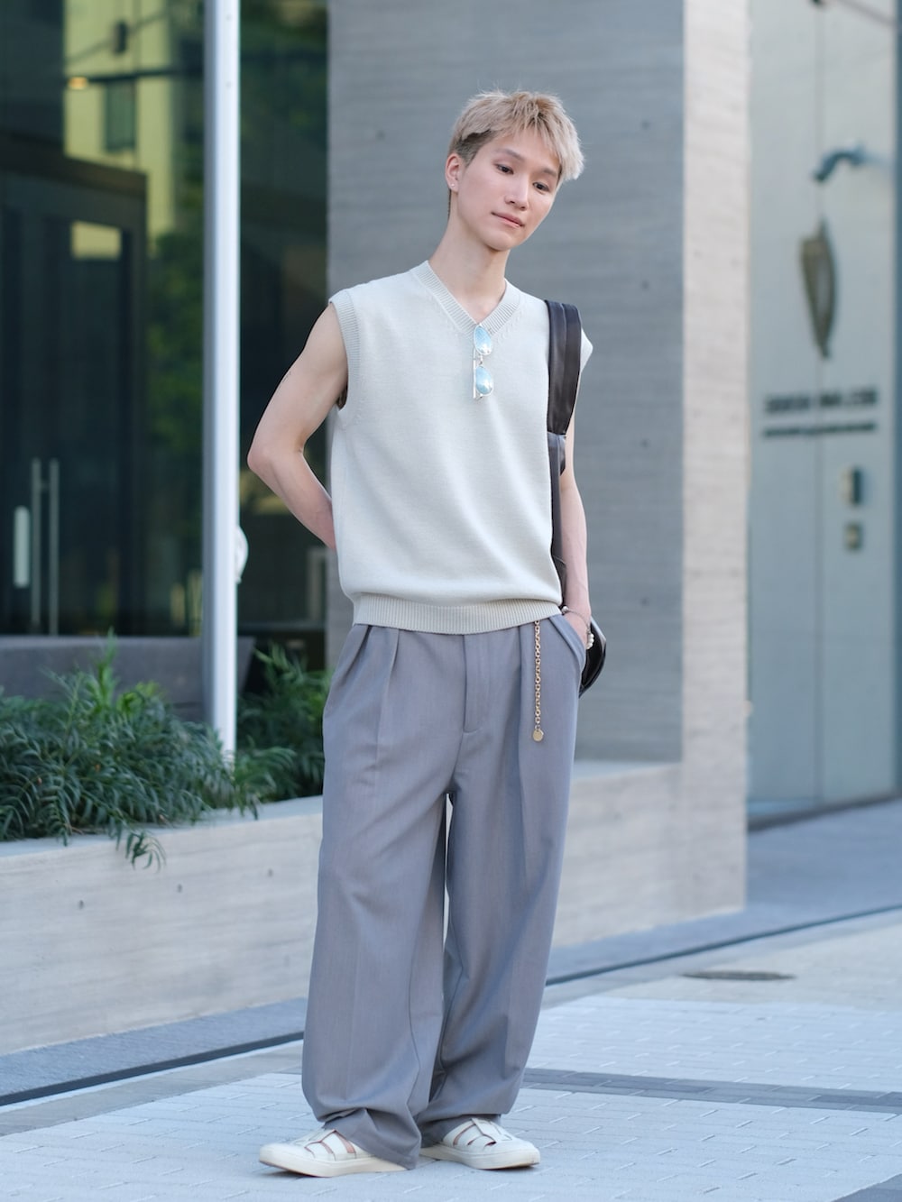 ベージュ系のその他パンツ、ホワイト系のサンダル、ベージュ系のベストを着用したメンズの夏コーディネートの3枚目の写真