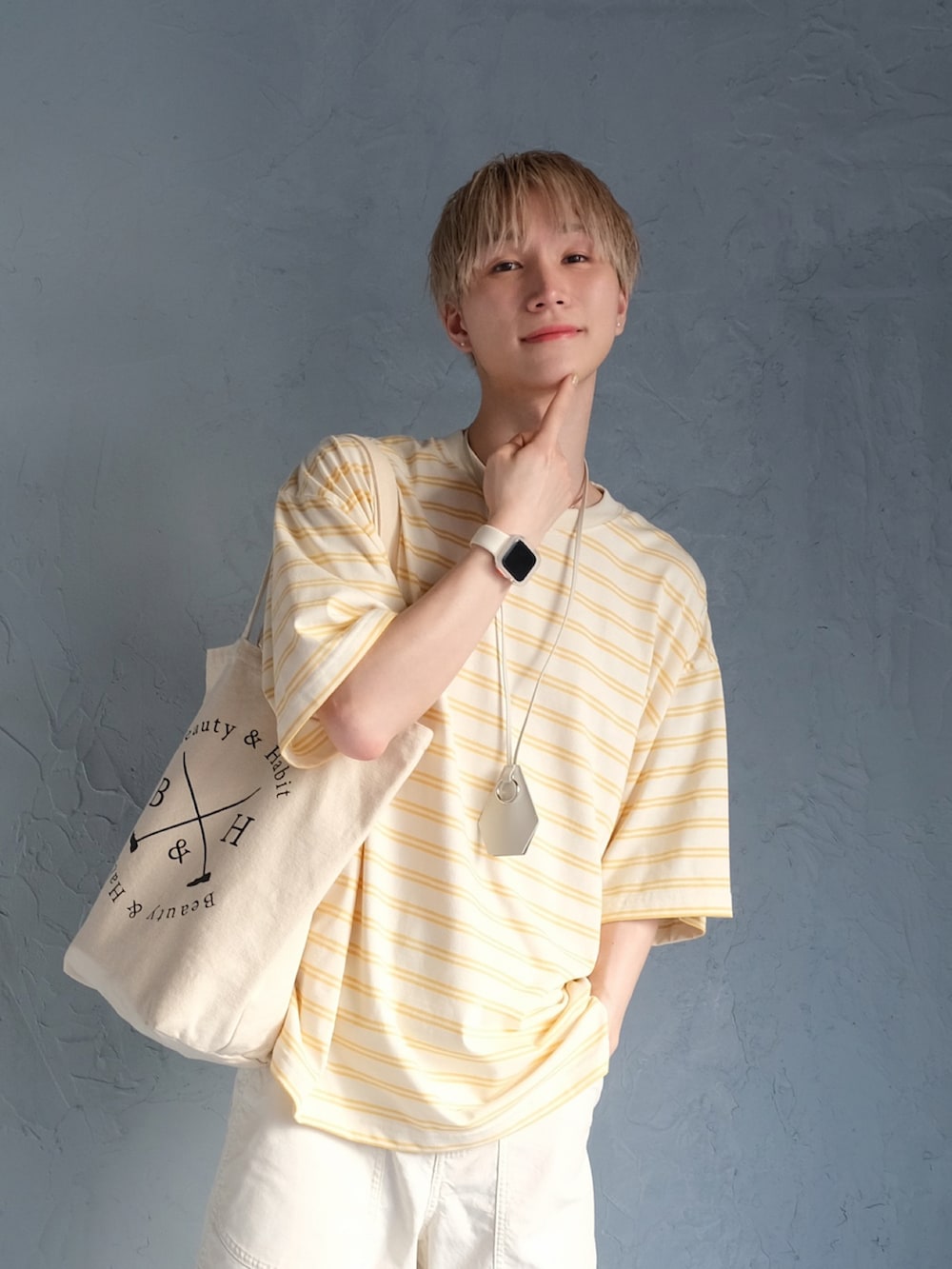 イエロー系のTシャツ/カットソー、ベージュ系のトートバッグ、グリーン系のネイル用品/ネイルケアを着用したメンズの春コーディネートの2枚目の写真