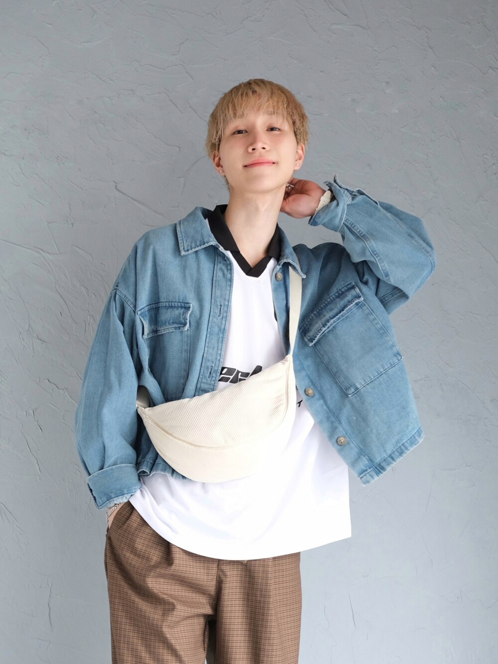 ブラウン系のその他パンツ、ブルー系のデニムジャケット、ホワイト系のTシャツ/カットソーを着用したメンズの春コーディネートの2枚目の写真