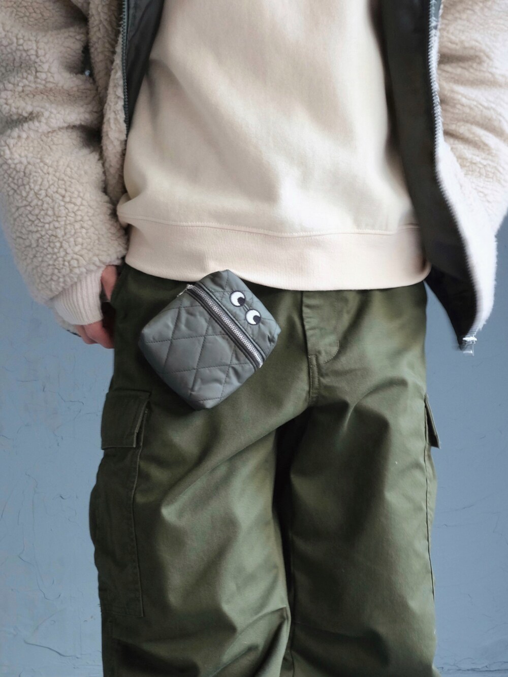 ベージュ系のブルゾン、ベージュ系のスウェット、グリーン系のトートバッグを着用したメンズの冬コーディネートの4枚目の写真