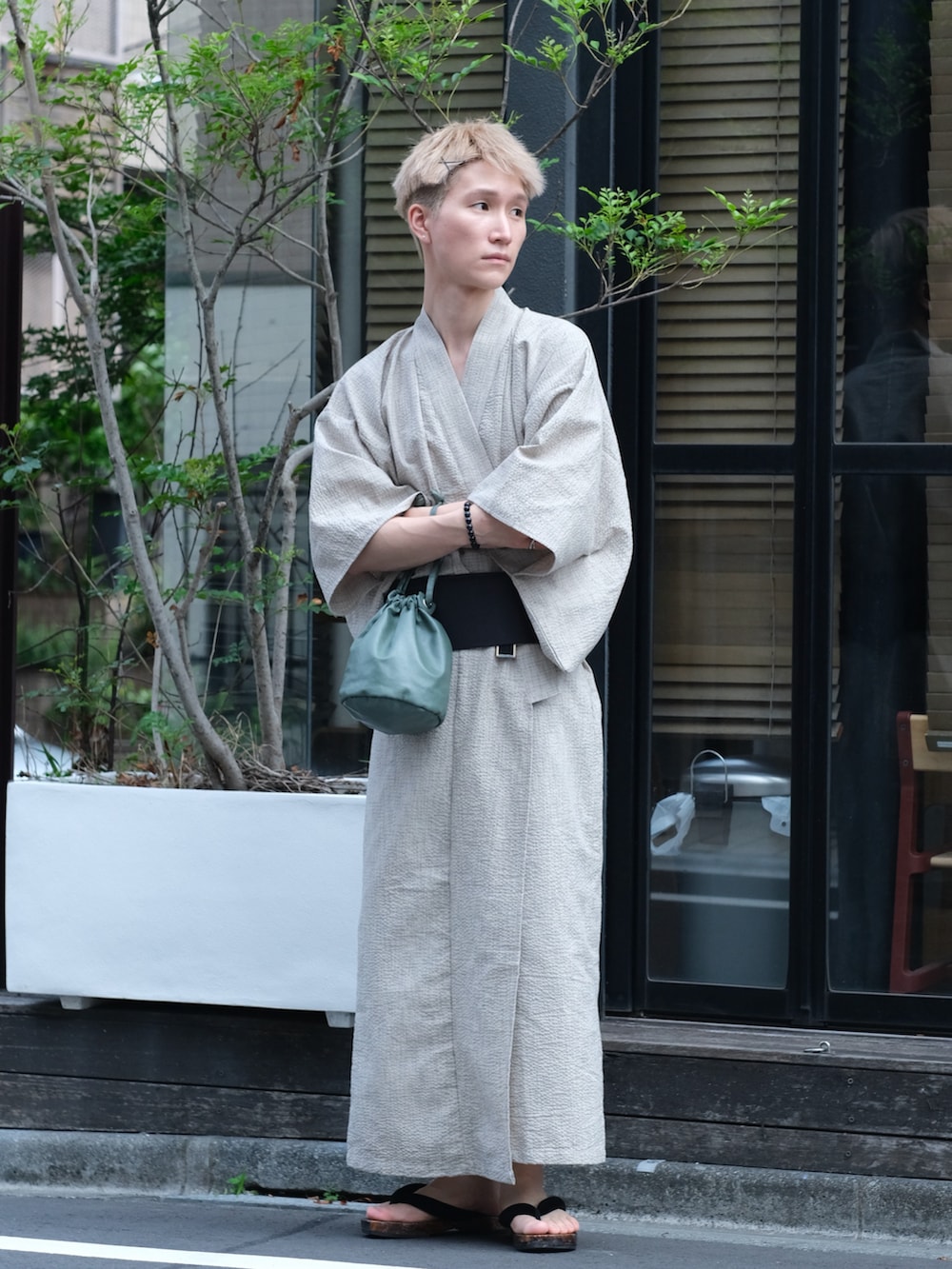 グリーン系のショルダーバッグ、ホワイト系の浴衣、ベージュ系のファンデーションを着用したメンズの夏コーディネートの3枚目の写真