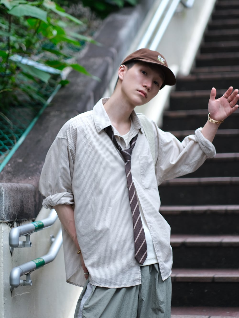 ベージュ系のその他パンツ、その他のネクタイ、ベージュ系のシャツ/ブラウスを着用したメンズの夏コーディネートの2枚目の写真