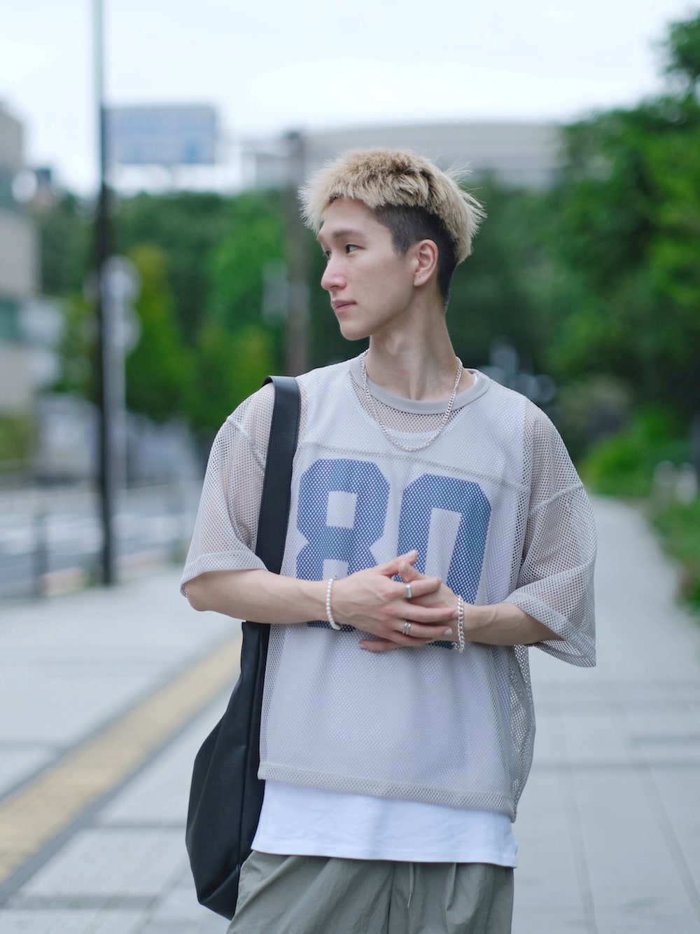 ベージュ系のその他パンツ、グレー系のTシャツ/カットソー、ホワイト系のタンクトップを着用したメンズの夏コーディネートの5枚目の写真