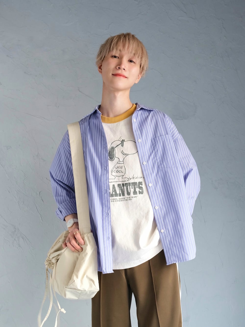 グリーン系のその他パンツ、イエロー系のTシャツ/カットソー、ベージュ系のショルダーバッグを着用したメンズの春コーディネートの2枚目の写真