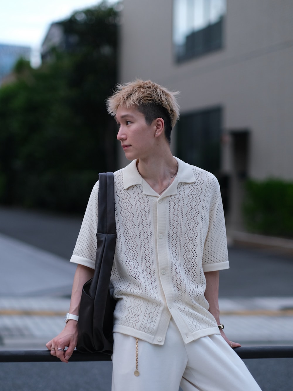 ホワイト系のシャツ/ブラウス、ホワイト系のスウェットパンツ、ブラウン系のショルダーバッグを着用したメンズの夏コーディネートの3枚目の写真