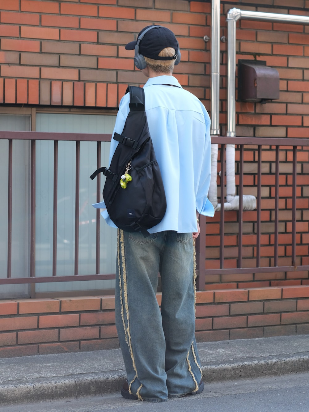 その他のデニムパンツ、ブルー系のシャツ/ブラウス、ブラウン系のローファーを着用したメンズの春コーディネートの4枚目の写真