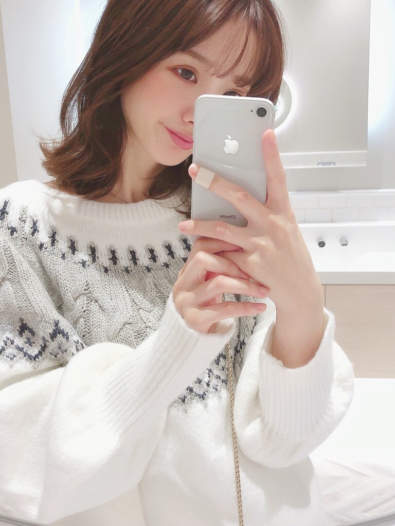 ホワイト系のニット/セーターを着用したレディースの冬コーディネートの2枚目の写真