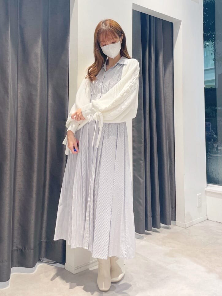 その他のワンピース、ホワイト系のカーディガン/ボレロを着用したレディースの夏コーディネートの2枚目の写真