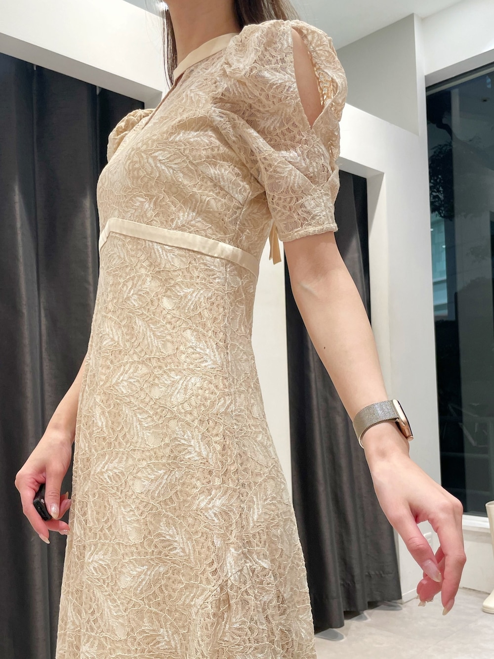 「結婚式、二次会、同窓会」｜「MERCURYDUOのオープンショルダーレースパイピングドレス（ワンピース、イエロー系）」を使った、長澤 実果さん（レディース・160cm）の冬コーディネートの6枚目の写真