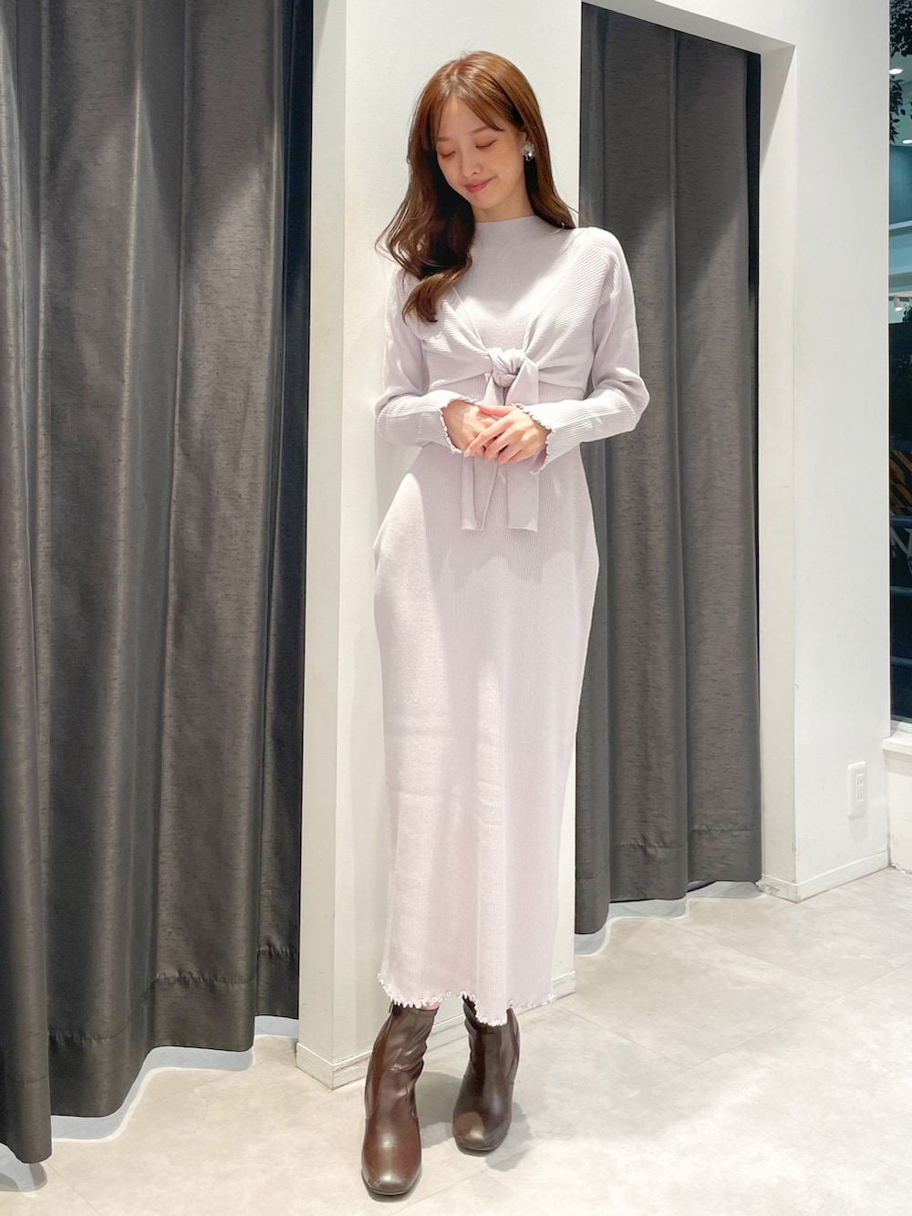 「ワンピース、デートワンピース」｜「MERCURYDUOのフェイクレザーデザインヒールストレッチショートブーツ（ブーツ、ブラウン系）」を使った、長澤 実果さん（レディース・160cm）の冬コーディネートの3枚目の写真