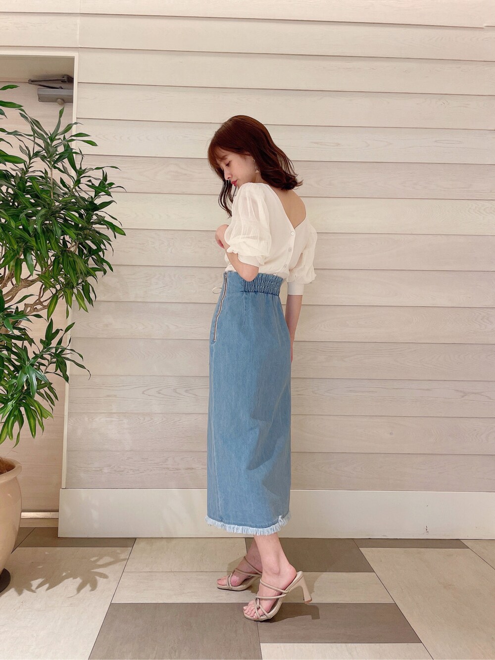 ブルー系のスカート、ホワイト系のカーディガン/ボレロを着用したレディースの春コーディネートの3枚目の写真