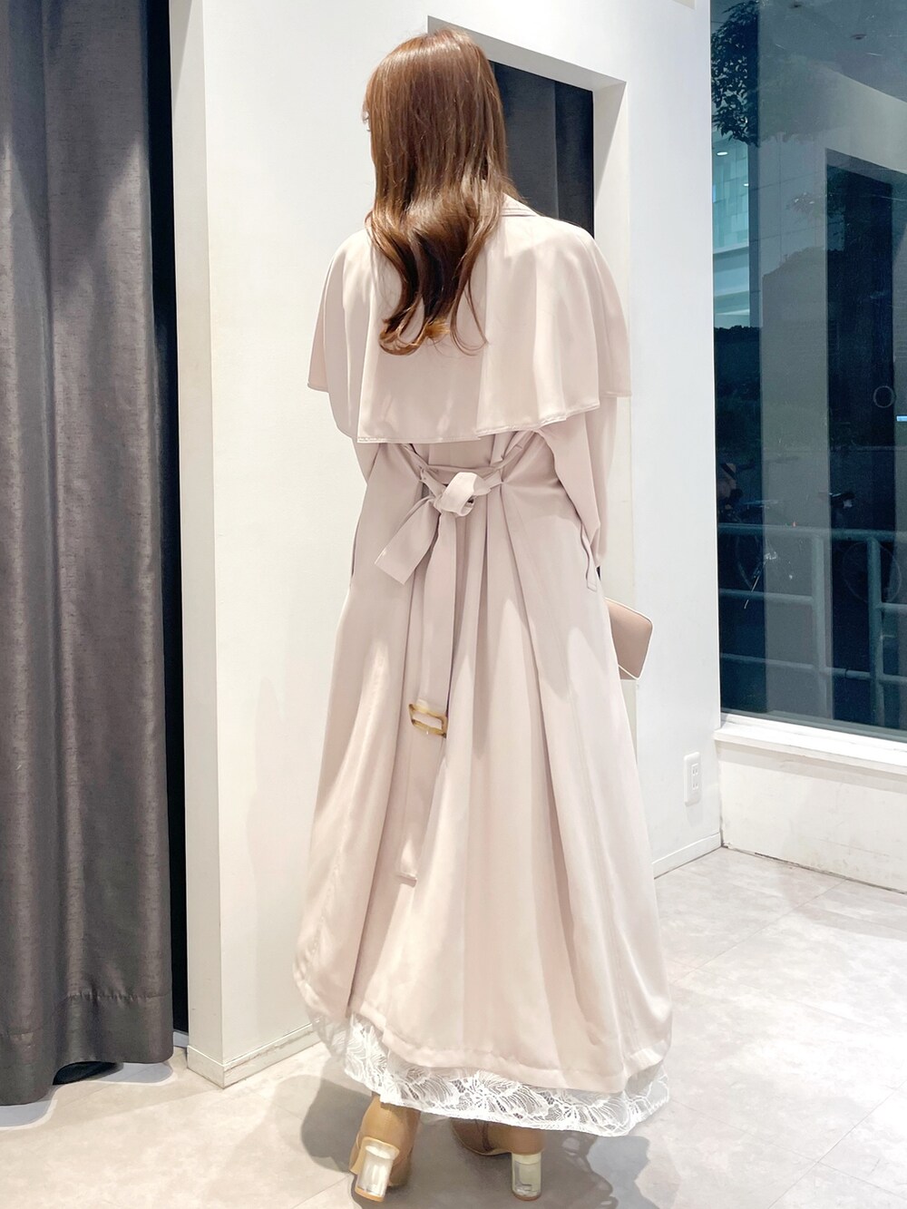 ホワイト系のスカート、ホワイト系のニット/セーター、ピンク系のトレンチコートを着用したレディースの冬コーディネートの5枚目の写真