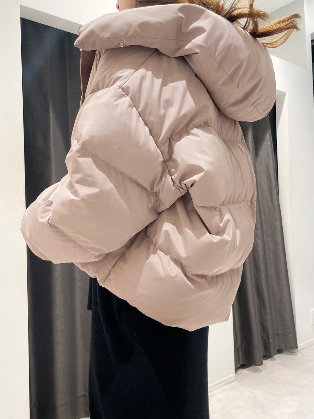 「ショートダウン、ワンピース、タイトワンピース」｜「MERCURYDUOのアライドショートダウンコート（ダウンジャケット/コート、ブラウン系）」を使った、長澤 実果さん（レディース・160cm）の冬コーディネートの4枚目の写真