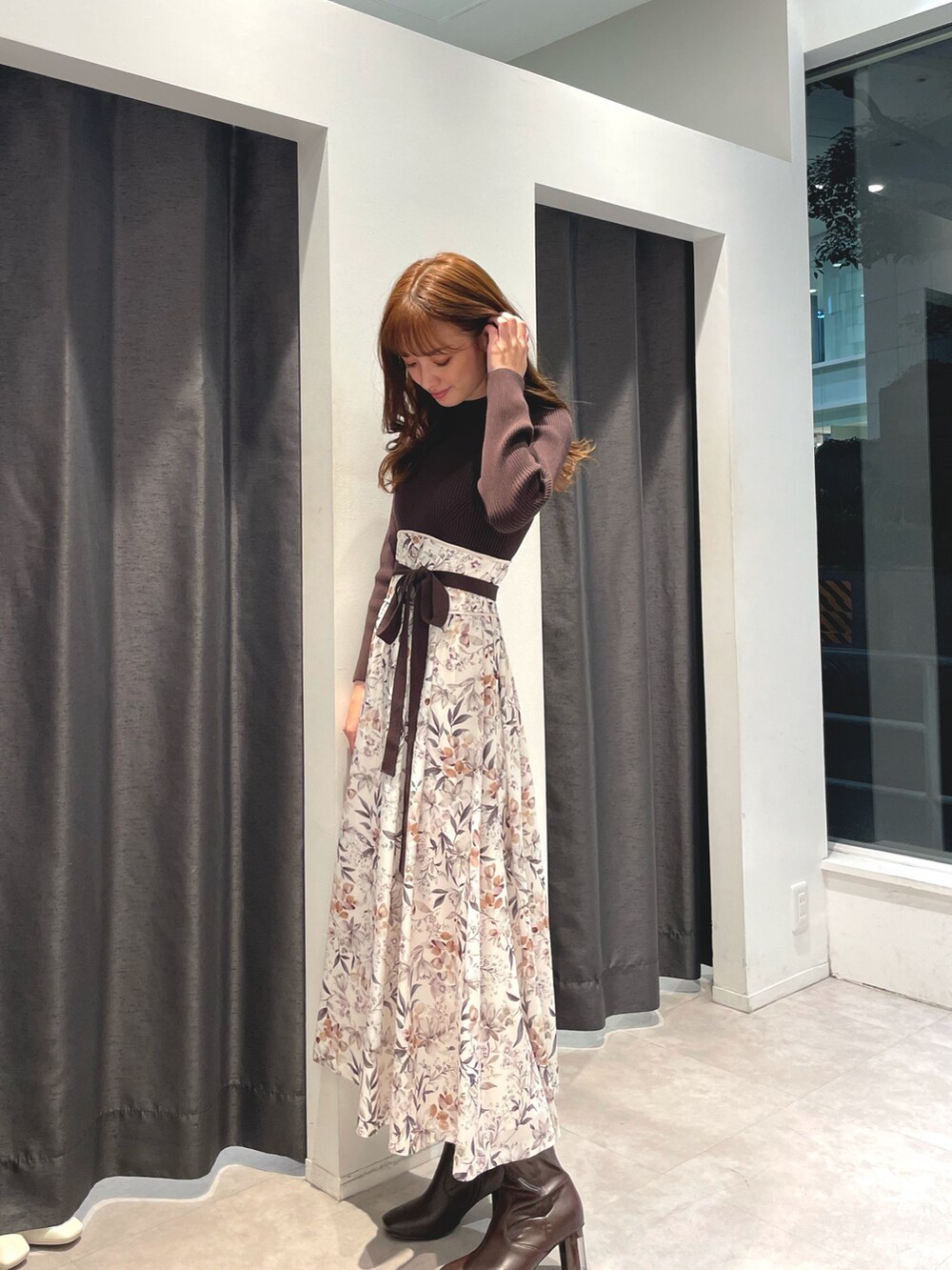 「ワンピース、デート、デートコーデ、花柄、ロングワンピース、ショートダウン」｜「MERCURYDUOのアライドショートダウンコート（ダウンジャケット/コート、ホワイト系）」を使った、長澤 実果さん（レディース・160cm）の秋コーディネートの5枚目の写真