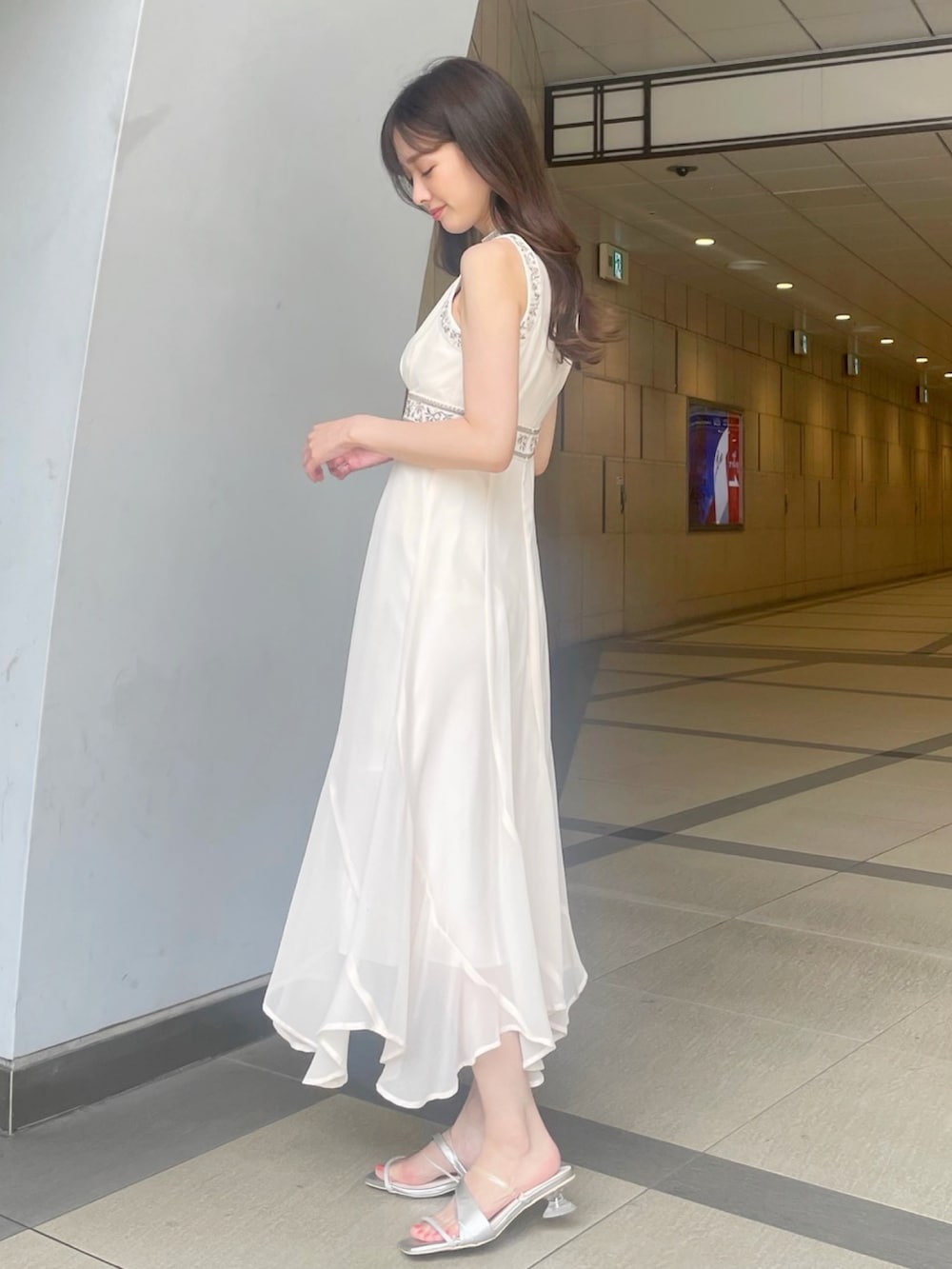 「マーキュリーデュオ(MERCURYDUO)、ワンピース、デートワンピース」｜「MERCURYDUOのクリアローヒールミュールサンダル（サンダル、シルバー系）」を使った、長澤 実果さん（レディース・160cm）の夏コーディネートの2枚目の写真