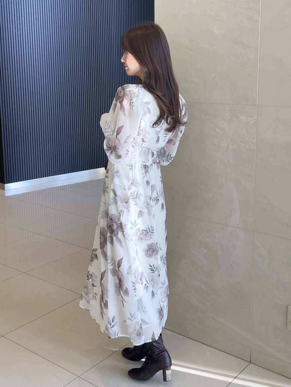 「花柄ワンピース、デートスタイル（WOMEN）、ワンピース、コート」｜「MERCURYDUOのぼかしフラワーレディーカシュクールワンピース（ワンピース、ホワイト系）」を使った、長澤 実果さん（レディース・160cm）の冬コーディネートの4枚目の写真