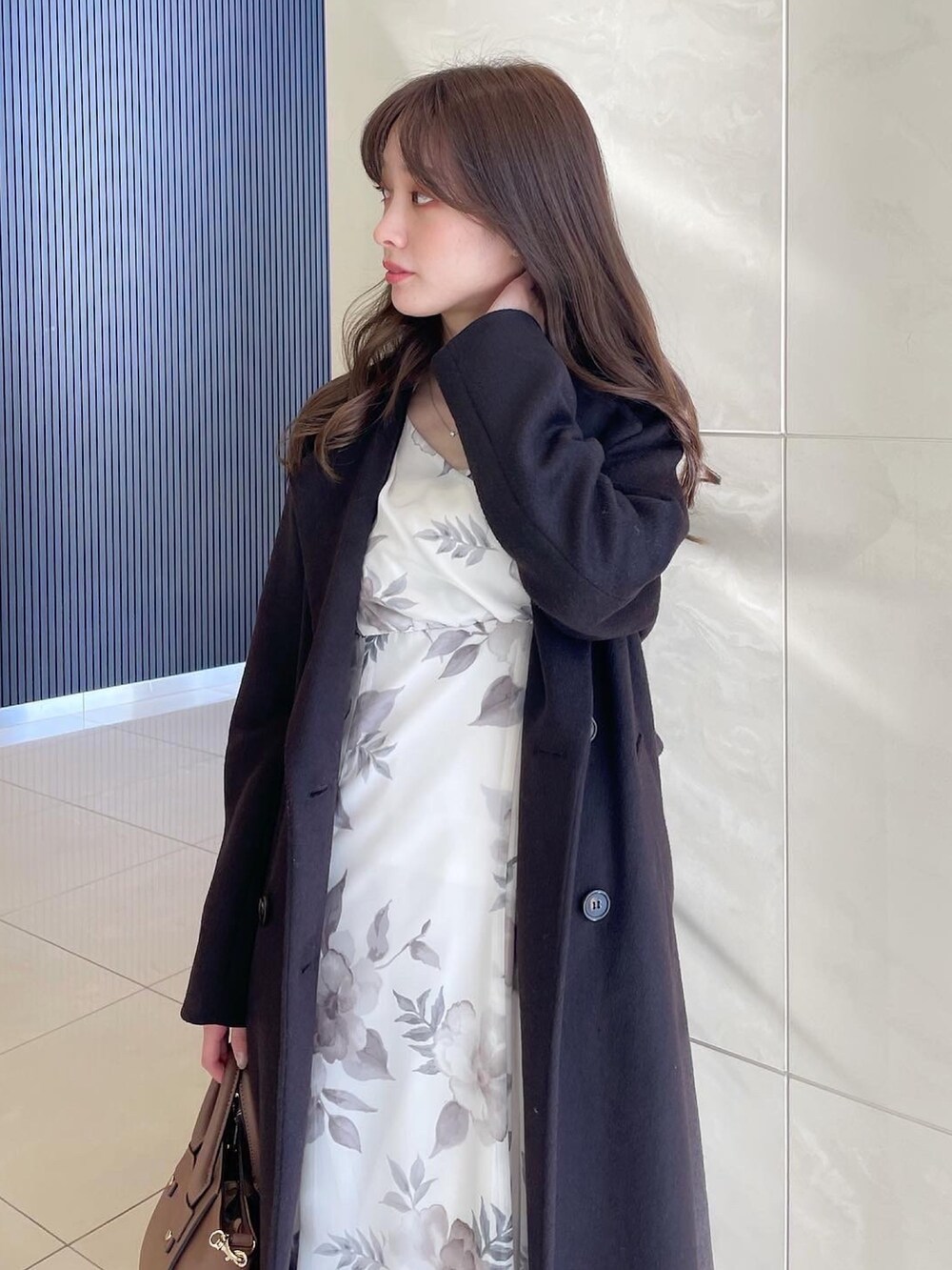 「花柄ワンピース、デートスタイル（WOMEN）、ワンピース、コート」｜「MERCURYDUOのぼかしフラワーレディーカシュクールワンピース（ワンピース、ホワイト系）」を使った、長澤 実果さん（レディース・160cm）の冬コーディネートの5枚目の写真