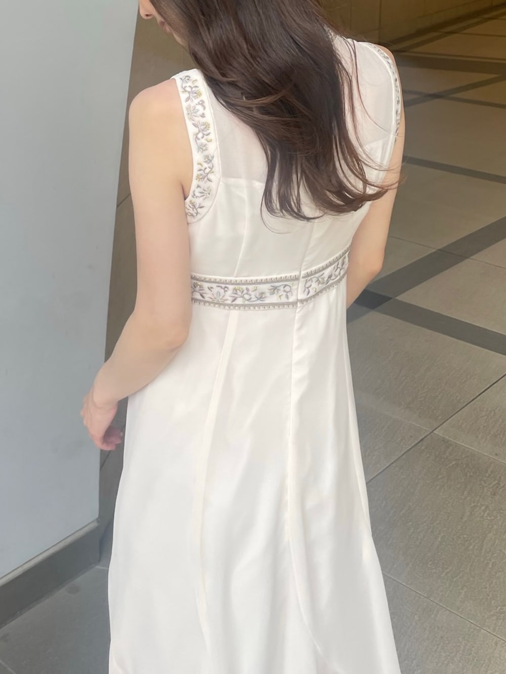 「マーキュリーデュオ(MERCURYDUO)、ワンピース、デートワンピース」｜「MERCURYDUOのクリアローヒールミュールサンダル（サンダル、シルバー系）」を使った、長澤 実果さん（レディース・160cm）の夏コーディネートの4枚目の写真