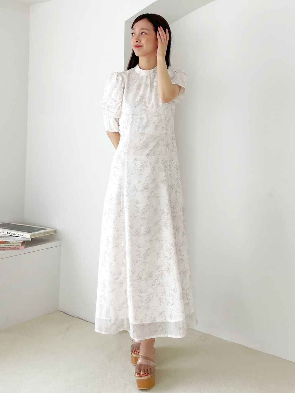 「トレンチコート、マーキュリーデュオ(MERCURYDUO)、ワンピース」｜「MERCURYDUOのバックチュールトレンチ（トレンチコート、ブラウン系）」を使った、長澤 実果さん（レディース・160cm）の春コーディネートの3枚目の写真