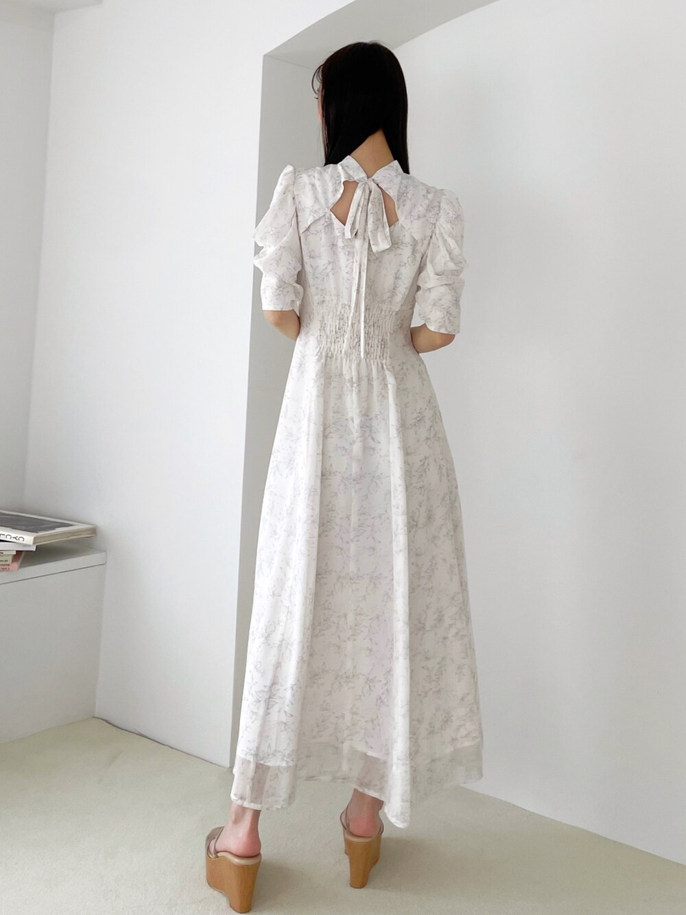 「トレンチコート、マーキュリーデュオ(MERCURYDUO)、ワンピース」｜「MERCURYDUOのバックチュールトレンチ（トレンチコート、ブラウン系）」を使った、長澤 実果さん（レディース・160cm）の春コーディネートの4枚目の写真