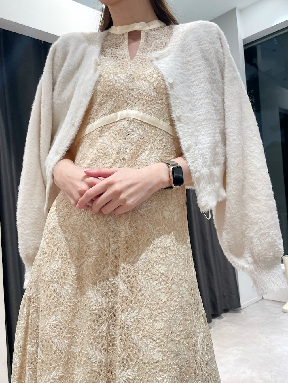 「結婚式、二次会、同窓会」｜「MERCURYDUOのオープンショルダーレースパイピングドレス（ワンピース、イエロー系）」を使った、長澤 実果さん（レディース・160cm）の冬コーディネートの4枚目の写真