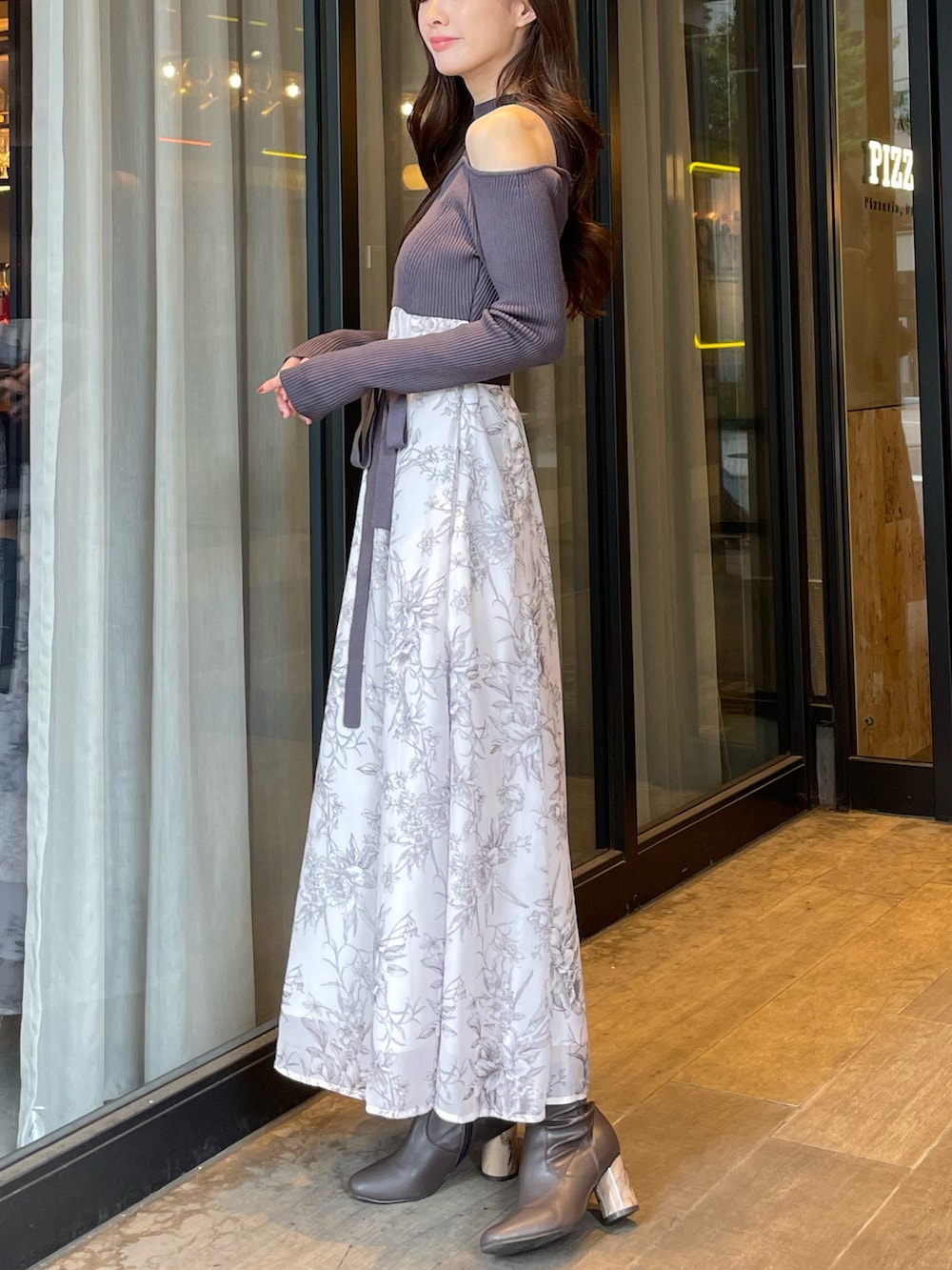 「マーキュリーデュオ(MERCURYDUO)、ワンピース」｜「MERCURYDUOのニットドッキングトワルトジュイワンピース（ワンピース、グレー系）」を使った、長澤 実果さん（レディース・160cm）の秋コーディネートの2枚目の写真