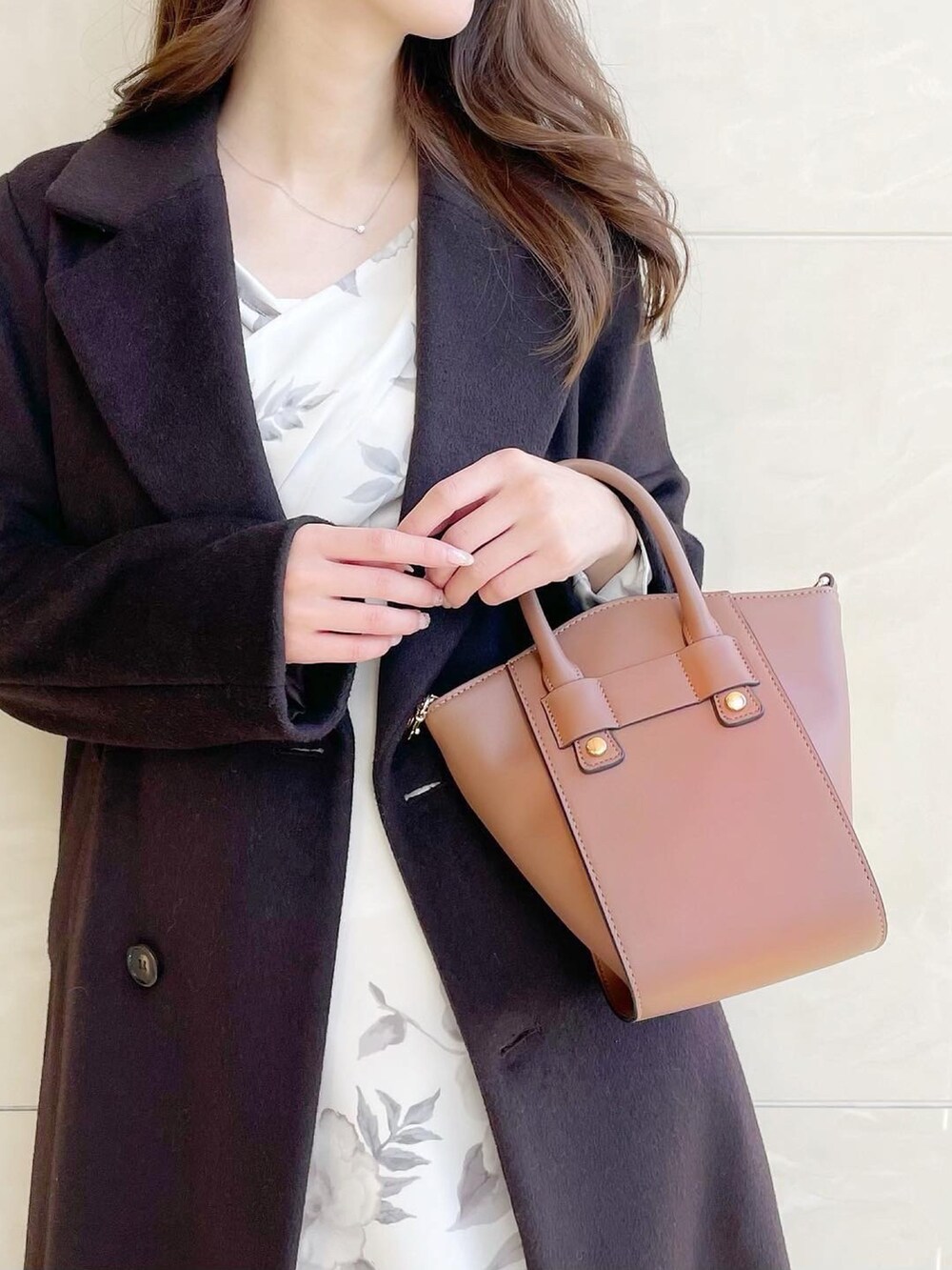 「花柄ワンピース、デートスタイル（WOMEN）、ワンピース、コート」｜「MERCURYDUOのぼかしフラワーレディーカシュクールワンピース（ワンピース、ホワイト系）」を使った、長澤 実果さん（レディース・160cm）の冬コーディネートの6枚目の写真