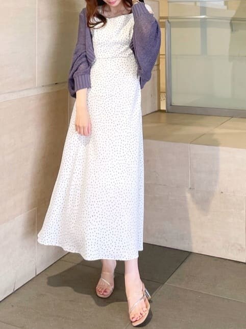 ブルー系のカーディガン/ボレロ、ホワイト系のワンピースを着用したレディースの夏コーディネートの4枚目の写真