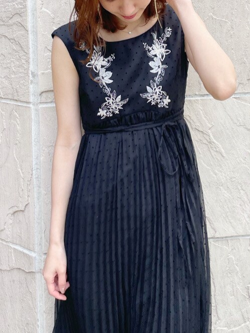 ベージュ系のパンプス、ブラック系のワンピースを着用したレディースの春コーディネートの2枚目の写真