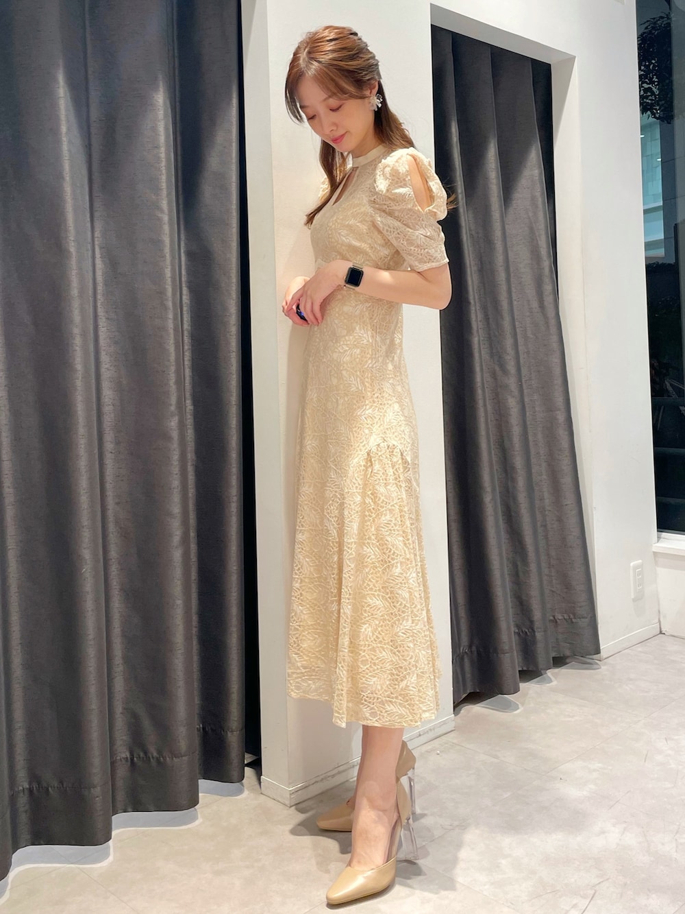 「結婚式、二次会、同窓会」｜「MERCURYDUOのオープンショルダーレースパイピングドレス（ワンピース、イエロー系）」を使った、長澤 実果さん（レディース・160cm）の冬コーディネートの3枚目の写真