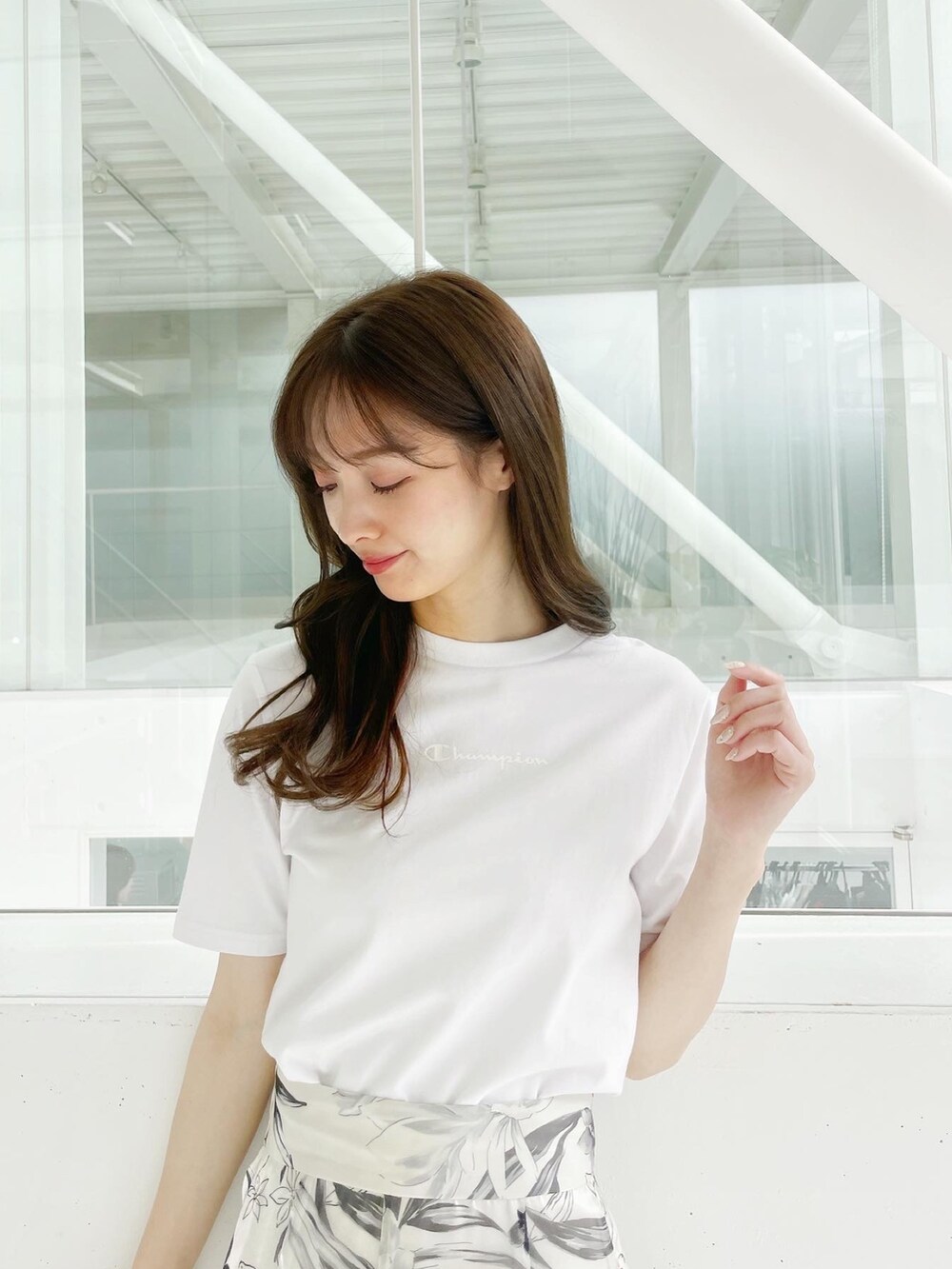 「マーキュリーデュオ(MERCURYDUO)、スカート、チャンピオン、Tシャツ」｜「ChampionのChampion別注ロゴ入りTシャツ（Tシャツ/カットソー、ホワイト系）」を使った、長澤 実果さん（レディース・160cm）の春コーディネートの2枚目の写真