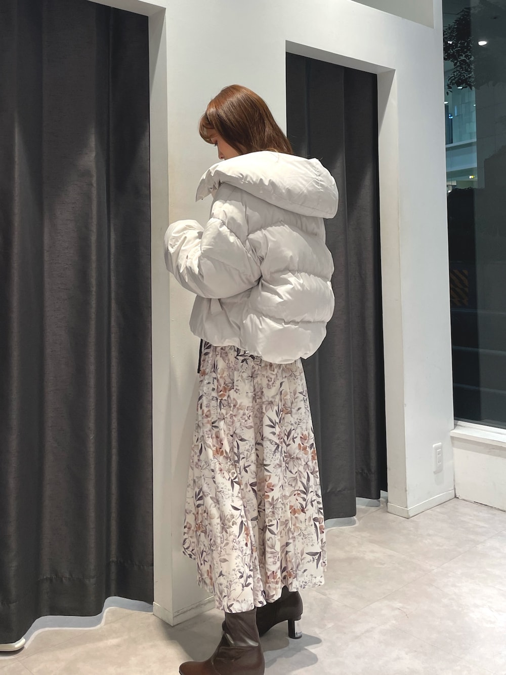 「ワンピース、デート、デートコーデ、花柄、ロングワンピース、ショートダウン」｜「MERCURYDUOのアライドショートダウンコート（ダウンジャケット/コート、ホワイト系）」を使った、長澤 実果さん（レディース・160cm）の秋コーディネートの3枚目の写真