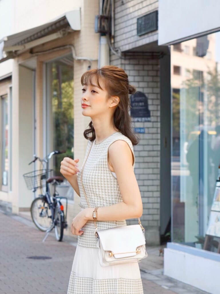 「ワンピース、春コーデ、マーキュリーデュオ、MERCURYDUO、デートコーデ、新作、ブラウス、フェミニン、キレイめ、デニムワンピース」｜「MERCURYDUOのロングマウンテンパーカー（その他アウター、ホワイト系）」を使った、長澤 実果さん（レディース・160cm）の春コーディネートの2枚目の写真