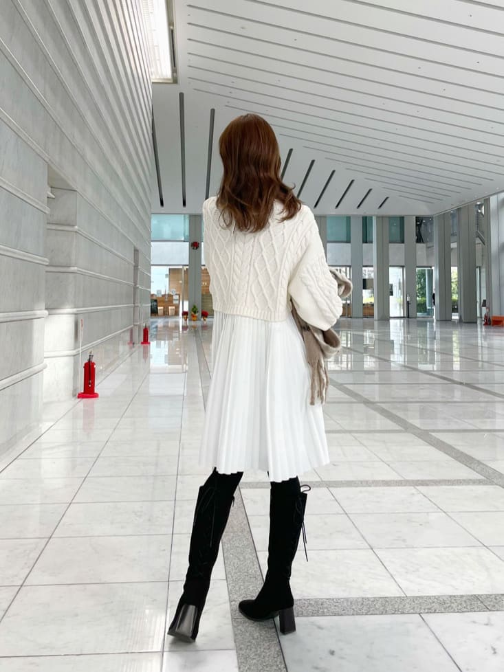 ホワイト系のワンピースを着用したレディースの冬コーディネートの2枚目の写真
