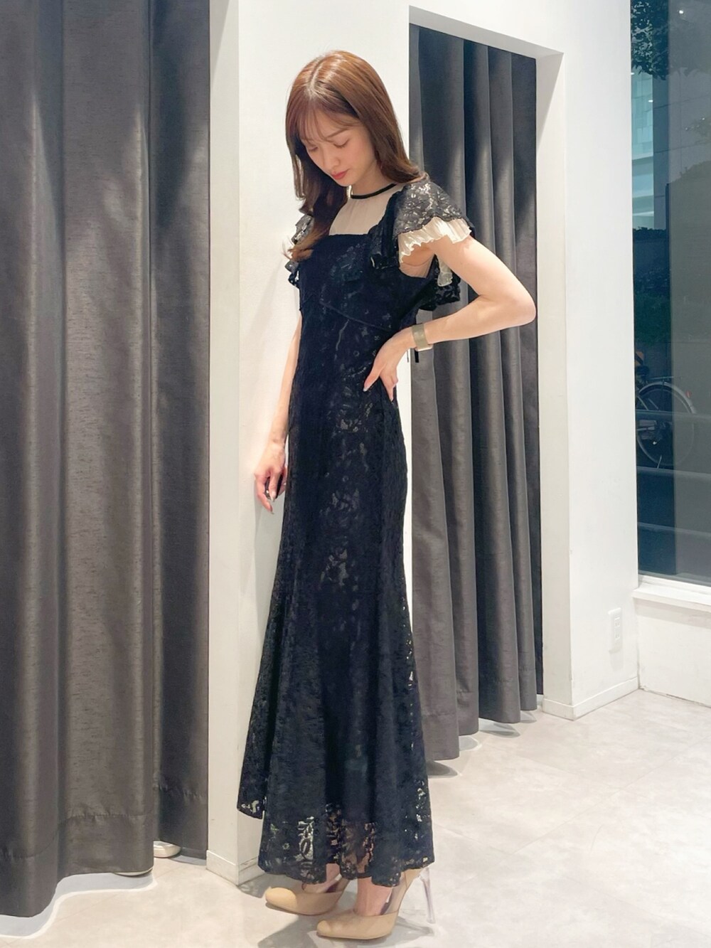 「ドレス、お呼ばれスタイル、結婚式」｜「MERCURYDUOのレースドッキングマーメイドドレス（ドレス、ブラック系）」を使った、長澤 実果さん（レディース・160cm）の春コーディネートの3枚目の写真