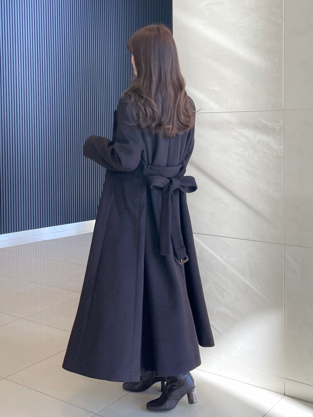 「花柄ワンピース、デートスタイル（WOMEN）、ワンピース、コート」｜「MERCURYDUOのぼかしフラワーレディーカシュクールワンピース（ワンピース、ホワイト系）」を使った、長澤 実果さん（レディース・160cm）の冬コーディネートの2枚目の写真