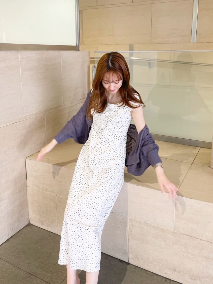 ブルー系のカーディガン/ボレロ、ホワイト系のワンピースを着用したレディースの夏コーディネートの3枚目の写真