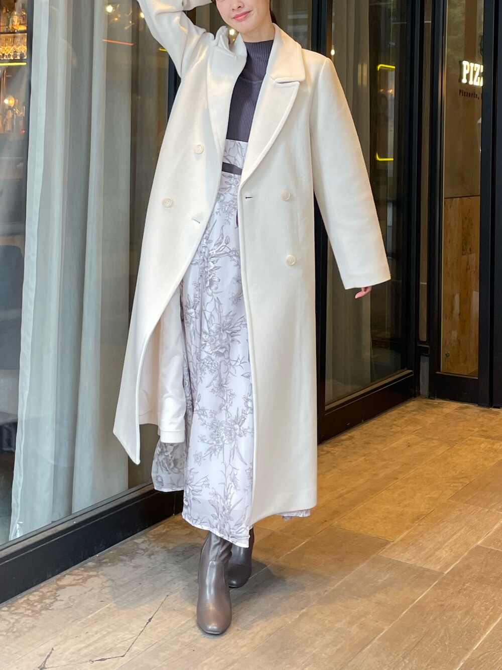 「マーキュリーデュオ(MERCURYDUO)、ワンピース」｜「MERCURYDUOのニットドッキングトワルトジュイワンピース（ワンピース、グレー系）」を使った、長澤 実果さん（レディース・160cm）の秋コーディネートの3枚目の写真