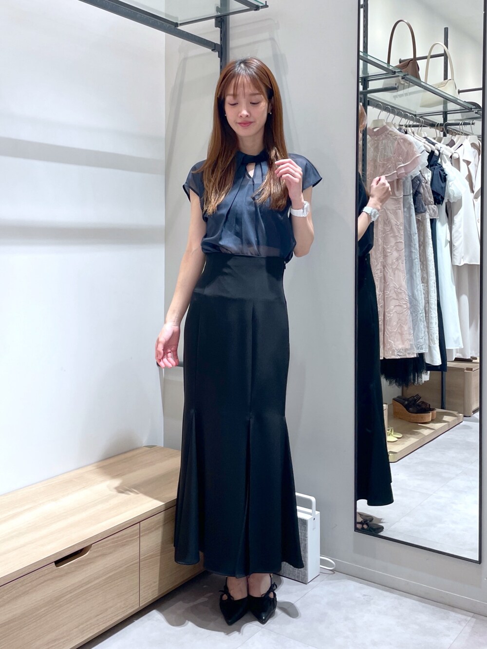 ブラック系のスカート、ブラック系のサンダル、ブルー系のシャツ/ブラウスを着用したレディースの夏コーディネートの4枚目の写真