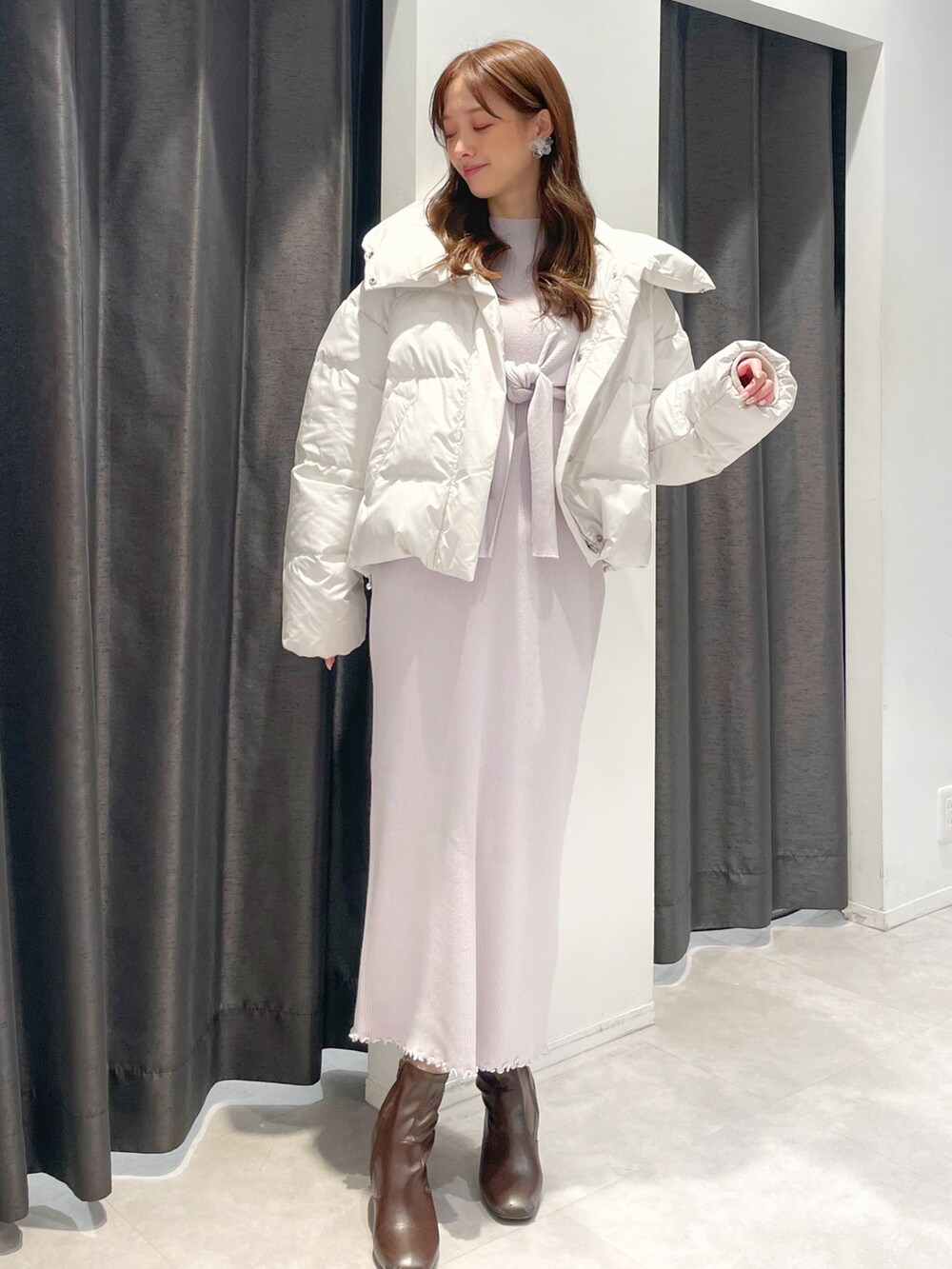 「ワンピース、デートワンピース」｜「MERCURYDUOのフェイクレザーデザインヒールストレッチショートブーツ（ブーツ、ブラウン系）」を使った、長澤 実果さん（レディース・160cm）の冬コーディネートの5枚目の写真