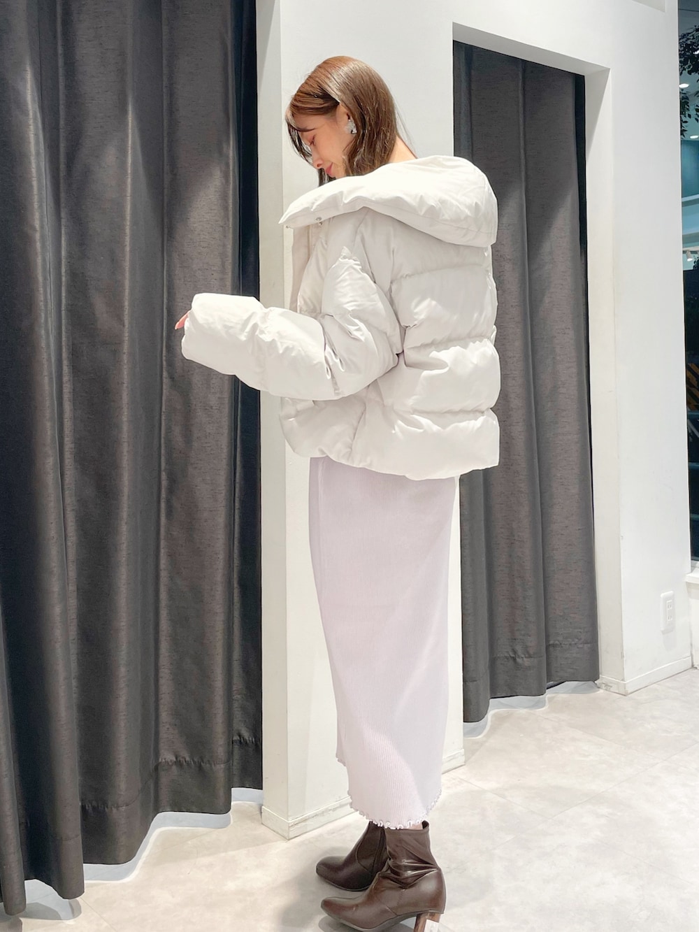 「ワンピース、デートワンピース」｜「MERCURYDUOのフェイクレザーデザインヒールストレッチショートブーツ（ブーツ、ブラウン系）」を使った、長澤 実果さん（レディース・160cm）の冬コーディネートの6枚目の写真