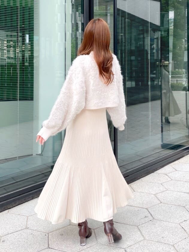 ホワイト系のワンピース、ホワイト系のニット/セーター、ブラウン系のブーツを着用したレディースの秋コーディネートの3枚目の写真